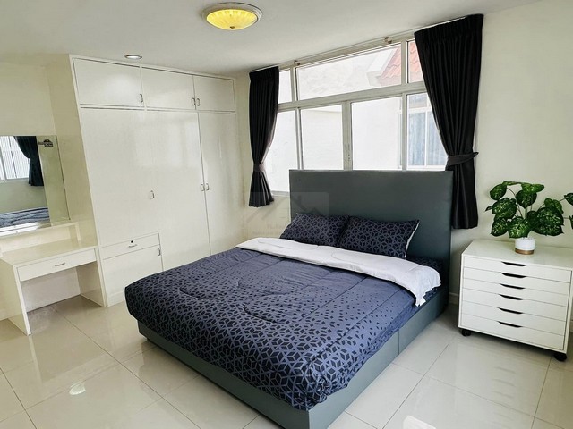 ให้เช่าบ้านเดี่ยว 4 ชั้น 5 ห้องนอน ย่านพร้อมพงษ์ ซอยสุขุมวิท 31 ปรับปรุงใหม่ ตกแต่งพร้อมเฟอร์นิเจอร์ ใกล้ BTS พร้อมพงษ์, Emporium