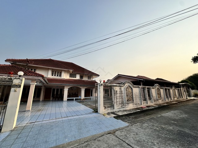 ให้เช่าบ้านเดี่ยว + โกดัง 186 ตรว. 560 ตรม. ถนนรามอินทรา ตรงข้ามแฟชั่นไอซ์แลนด์ เหมาะทำออฟฟิศหรืออยู่อาศัย *** จดทะเบียนได้ ต่อเติมได้