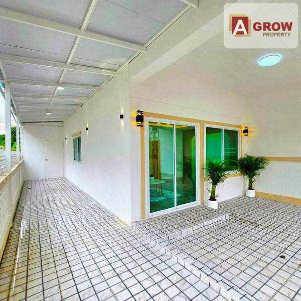 หมู่บ้านนันทิชา 3/8 ถนนบ้านกล้วย-ไทรน้อย หลังมุม มีเทอเรสหน้าบ้าน โปร่งโล่ง ไม่วุ่นวาย