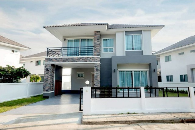 บ้านสร้างใหม่ 2 ชั้น โมเดิร์นคอมเทมโพรารี่ ติดถนนใหญ่ สันทราย 