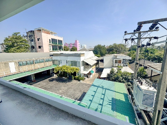 MRT ลาดพร้าว 3.5กม ถ.ลาดพร้าว67-73  เซ็นทรัล ลาดพร้าว 4.2 กม..ให้เช่าอาคารพาณิชย์ 3 ชั้น 750 ตร.ม. 400ตร.วา.11 นอน 8น้ำ ติดแอร์ใหม่  