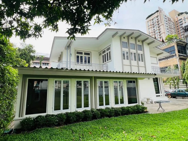  ให้เช่าบ้านเดี่ยว 360 ตารางวา 600ตารางเมตร จอดรถใด้รวม 13 คัน สุขุมวิท 44 เหมาะทำออฟฟิศ