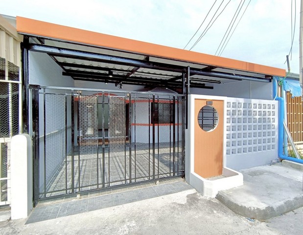 ทาวน์เฮ้าส์หมู่บ้านบุปผชาติการ์เด้น ใกล้โรงเรียนนานาชาติบ้านบึง   พื้นที่ 24 ตร.ว. 2ห้องนอน1ห้องน้ำ