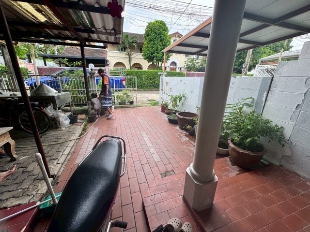 ขายด่วน ทาวน์เฮ้าส์ 1 ชั้น เนื้อที่ 27 ตร.ว. หมู่บ้านเฟื่องฟ้า แฮปปี้แลนด์  ใกล้รถไฟฟ้า-สถานีเดอะมอลล์บางกะปิ ทำเลดี  เขตบางกะปิ  กรุงเทพฯ