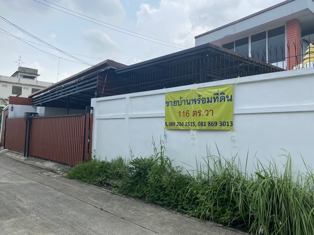 ขายด่วนมาก   บ้านเดี่ยว 2 ชั้น  พร้อมอยู่ค่ะ  พิกัด รามอินทรา 27 บ้านทหารผ่านศึกเกาหลี แขวงอนุสาวรีย์ เขตบางเขน กทม