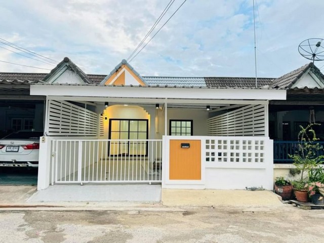 ทาวน์เฮ้าส์มือสองศรีราชา หมู่บ้านกรีนวิว3 เก้ากิโล ศรีราชา รีโนเวทใหม่ทั้งหลัง FP-H0670 