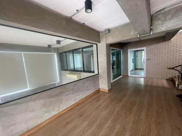 ให้เช่าอาคาร 4.5 ชั้น 900 ตรม. พระราม 9 ซอย 43 มีลิฟต์ขนของ ใกล้เดอะไนน์ , ทางด่วน