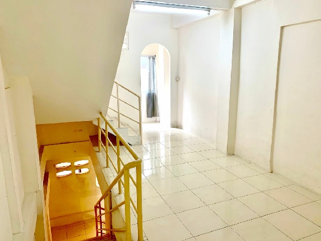 ทำเลดีมาก  BTSสุรศักดิ์ 900 ม.ให้เช่าอาคารพาณิชย์ 3 ชั้น 220 ตร.ม.18 ตร.วา. คาเฟ่  รร.นานาชาติโชรส์เบอรี กรุงเทพฯ 1.1 กม.2 นอน 2 น้ำ