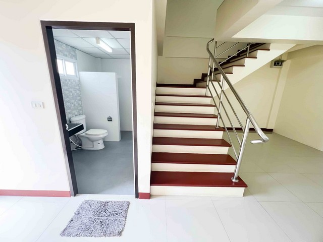 ขายด่วน อาคารพาณิชย์  3.75 ชั้น ขนาด 36 ตารางวา ต.ตลิ่งชัน อ.บางปะอิน จ.พระนครศรีอยุธยา