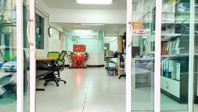 รร.เลิศหล้านานาชาติ 1.8 กม. รวมค่าไฟน้ำ แอร์ เครื่องใช้สำนักงาน พื้นที่สำนักงานชั้น 1 อาคารพาณิชย์ 4 ชั้น หลังมุม 128 ตร.ม. 4น้ำ พร้อมเฟอร์