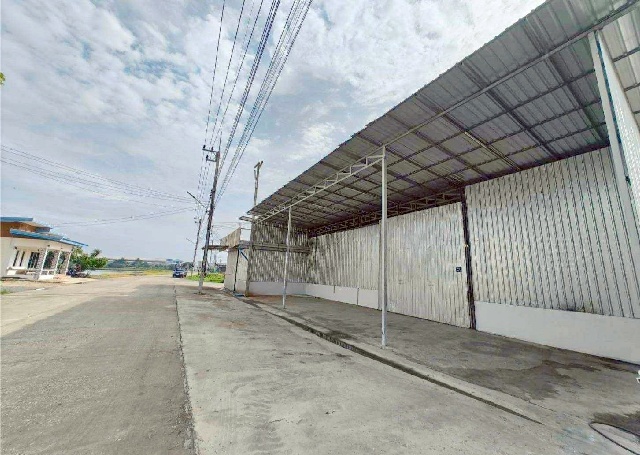 รร.ทานตะวันไตรภาษา 3.2 กม. ถ.เลียบคลอง โกดัง พร้อมออฟฟิศ 1 ชั้น  888 ตร.ม. กศน..ตำบลสามโก้ 1.7 กม. 1 นอน 1 น้ำ 