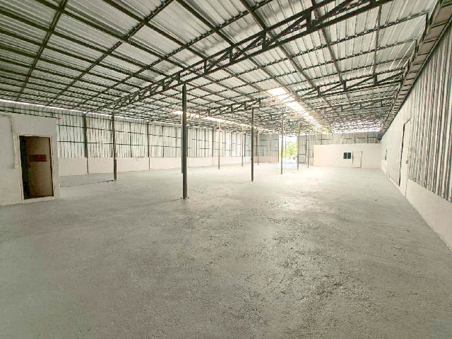 รร.ทานตะวันไตรภาษา 3.2 กม. ถ.เลียบคลอง โกดัง พร้อมออฟฟิศ 1 ชั้น  888 ตร.ม. กศน..ตำบลสามโก้ 1.7 กม. 1 นอน 1 น้ำ