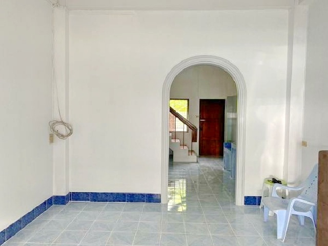 เกาะลอย โรบินสัน ศรีราชา 1 กม.ให้เช่าบ้านทาวน์โฮม  3 ชั้น พร้อมดาดฟ้า 18ตร.วา. 210ตร.ม