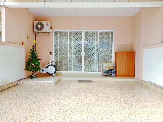 MRT หลักสอง 5.8 กม.รร.เลิศหล้านานาชาติ 1.8 กม. 3 นอน ตลาดอุ่นเรือน 1 กม. ย่านหนองแขม  ขาย-เช่าทาวน์โฮม 2 ชั้น  21 ตร.วา. 170 ตร.ม    3 น้ำ