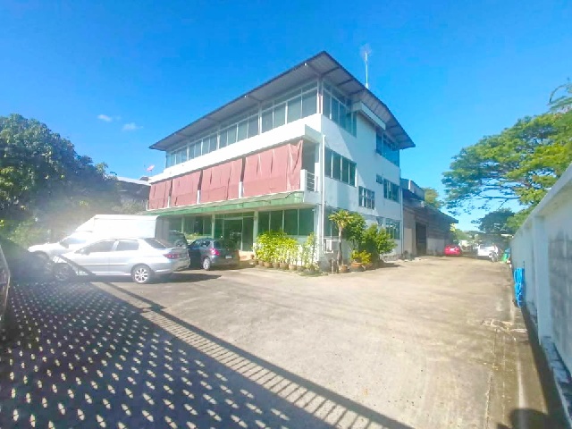 รร.อิสลามพัฒนาวิทยา 1 กม. ซ.ราษฎร์อุทิศ 64-70  โกดัง พร้อมออฟฟิศ สำนักงาน 3 ชั้น อู่ซ่อมรถ 2 นอน 4 น