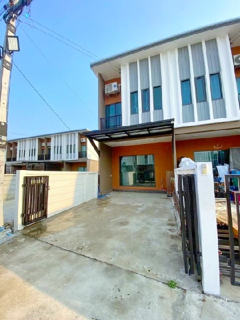 ตลาดพึ่งสุข 2.4 กม. ตลาดชัชวาล คลอง 7 1.9กม.ให้เช่าทาวน์โฮม 2 ชั้น 19ตร.วา.149ตร.ม.ม.อีสเทิร์นเอเชีย 5.1 กม. 2 นอน