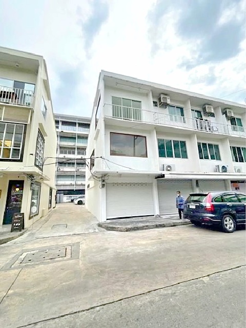 สาทร11 จันทร์  สาธุประดิษฐ์1-10 รร.อนุบาลนานาชาติคาซ่า BTS สุรศักดิ์ 1.8 กม.ให้เช่าอาคารพาณิชย์ 3 ชั้น 1 คูหา 36 ตร.วา. 432 ตร.ม. ย่านสาทร