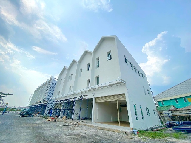 ตลาดนครฉลองกรุง 2.1 กม. APL ลาดกระบัง 8.3 กม.ให้เช่าอาคารพาณิชย์ 3 ชั้น ทันสมัย 18 ตร.วา.220 ตร.ม.  รร.สาธิตนานาชาติ สจล. 7.3 กม.