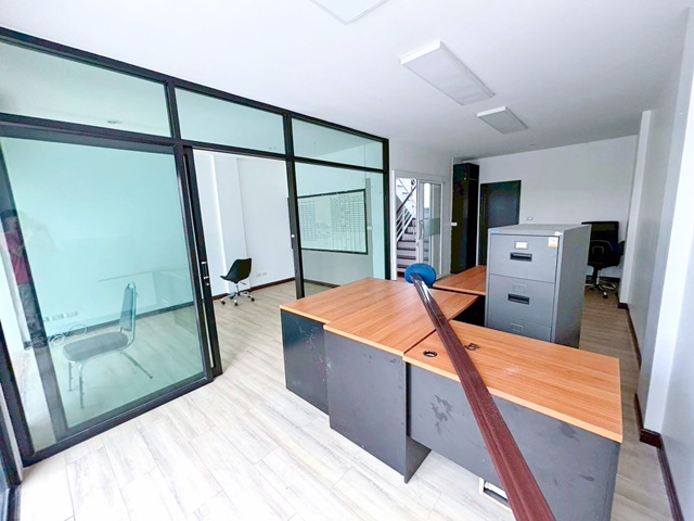 สถานีคู้บอน 2.8 กม. แฟชั่นไอส์แลนด์ 3.5 กม. รถไฟฟ้าสายสีชมพู ถูกที่สุดในโลก หน้ากว้าง 5.8 ม.  ให้เช่า โฮมออฟฟิศ พาร์ค 4ชั้น .แอร์ครบ