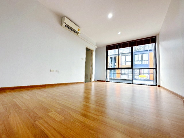 BTSศรีรัช 450ม.280ตรม. จดทะเบียนได้ แจ้งวัฒนะ31-37 20 ตรว.โฮมออฟฟิศ 3.5 ชั้น  แอร์ ครบ ทุกห้อง  โรงเรียนนานาชาติ ISB 3.1 กม  4นอน 4น้ำ