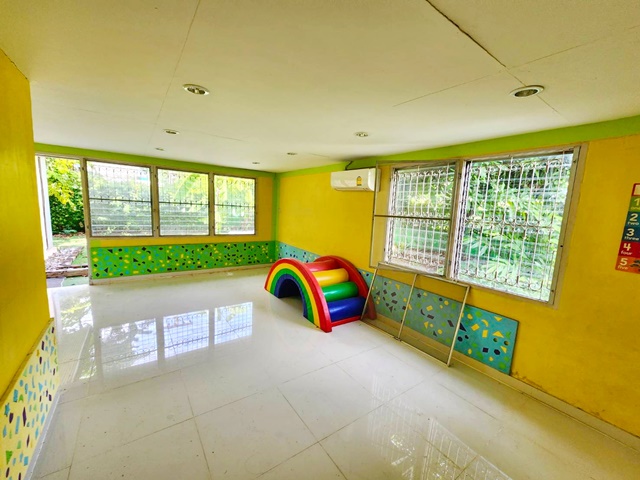 คู่ขนานกาญจนาภิเษก ARL บ้านทับช้าง 3.5 กม  BIG Lotus 7-11 จอดรถได้ 30-40คัน คฤหาสน์ 2 ชั้น 1ไร่  แอสคอท 2.5 กม. 6นอน 5น้ำ กรุงเทพกรีฑา