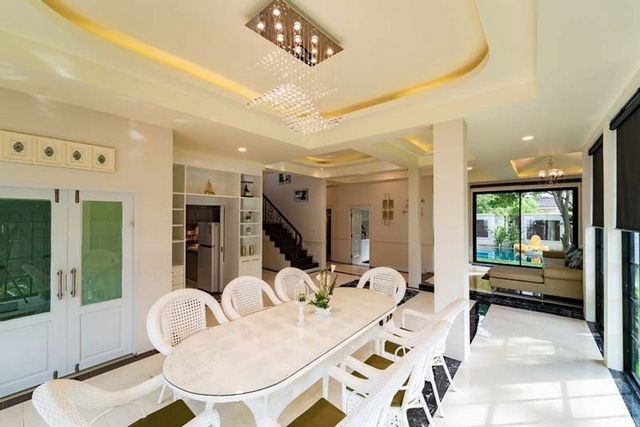 ให้เช่า 74,000 บาท/เดือน 135 ตรว. อ.เมือง บ้านพูลวิลล่า 2 ชั้น ตกแต่งสวยหรู สไตล์โมเดิร์น เฟอร์นิเจอร์ครบ พร้อมอยู่ บรรยากาศ เงียบสงบ