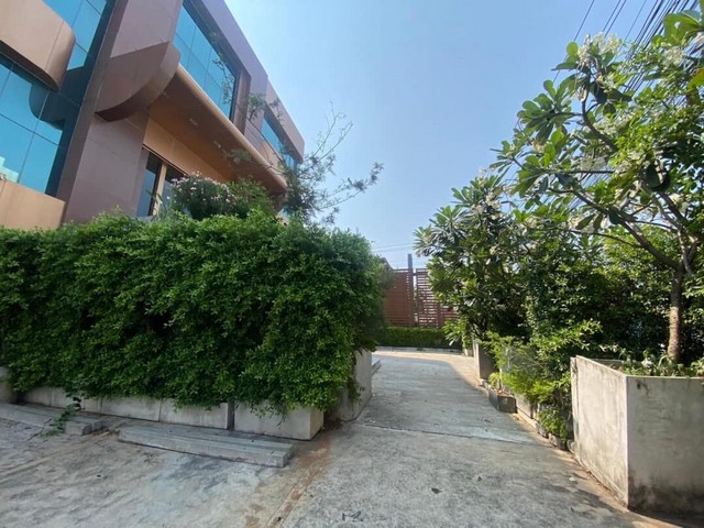 ให้เช่าอาคารพาณิชย์ 5 ชั้น รวมดาดฟ้า 1500 ตรม. ทำเลดีมาก ย่านทาวน์อินทาวน์ ลาดพร้าว เลียบด่วน