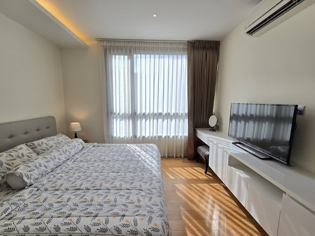 H Sukhumvit 43 spacious safe clean 10th floor BTS Phrom Phong