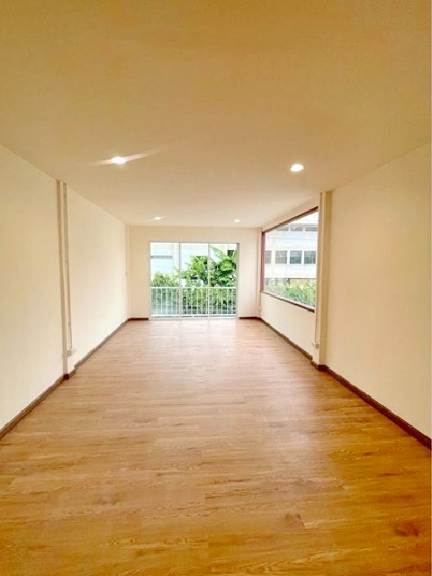 สาทร11 ให้เช่าอาคารพาณิชย์ 3 ชั้น 1 คูหา จันทร์ BTS สุรศักดิ์ 1.8 กม.36 ตร.วา. 432 ตร.ม.