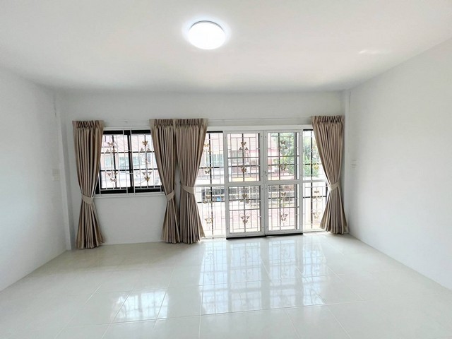 ขายบ้านสวยอ่างศิลาบางแสนชลบุรี ม.มินท์ลดาทาวน์เฮ้าส์สองชั้น ใกล้ รร เทคโนชลบุรี พื้นที่ 21ตรว 3  นอน 2  น้ำ