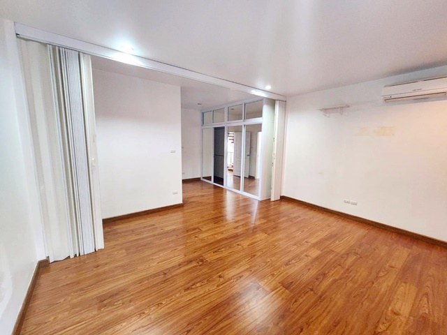 พระราม5  MRT แยกติวานนท์ 1.2กม.บิ๊กซี วงศ์สว่าง รัชดา 25ตรว. ให้เช่าทาวน์โฮม 3 ชั้น รักสัตว์ 194ตรม. 3นอน 2แอร์ พระนครเหนือ 3 กม.