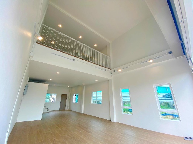 APL ลาดกระบัง 8.3 กม. ตลาดนครฉลองกรุง 2.1 กม. ให้เช่าอาคารพาณิชย์ 3 ชั้น ทันสมัย 18 ตร.วา.220 ตร.ม.  รร.สาธิตนานาชาติ สจล. 7.3 กม.