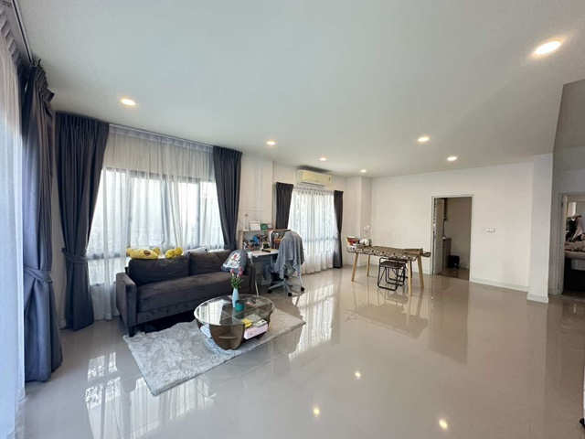 โรบินสัน ลาดกระบัง 5.3 กม.กิ่งแก้ว APL สุวรรณภูมิ 4.1 กม.ให้เช่าบ้านเดี่ยว 2ชั้น เซนโทร 59ตร.วา.259 ตร.ม.อ่อนนุช-สุวรรณภูมิ  5นอน 5น้ำ