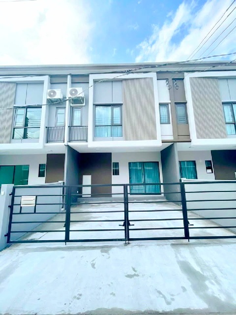 คลองหนึ่ง MRT รังสิต 1.9กม. พร้อมเฟอร์ เครื่องใช้ไฟฟ้า เมเจอร์ รังสิต 1.7 กม. ให้เช่าทาวน์เฮาส์ 2 ชั้น 3นอน 145 ตร.ม.18 ตร.วา.