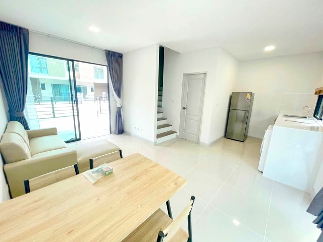 MRT รังสิต 1.9กม. เมเจอร์ รังสิต 1.7 กม. ให้เช่าทาวน์เฮาส์ 2 ชั้น 3นอน 145 ตร.ม.18 ตร.วา.ม.กรุงเทพ รังสิต 4 กม. พร้อมเฟอร์ เครื่องใช้ไฟฟ้า