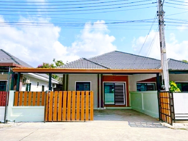 เมืองระยอง 45 ตร.ม รร.เซนต์โยเซฟระยอง 2.7 กม. ให้เช่าบ้านชั้นเดียว วา. 3 นอน  ชายหาดสุชาดา 3.9 กม. รพ.กรุงเทพระยอง 1.7 กม. 