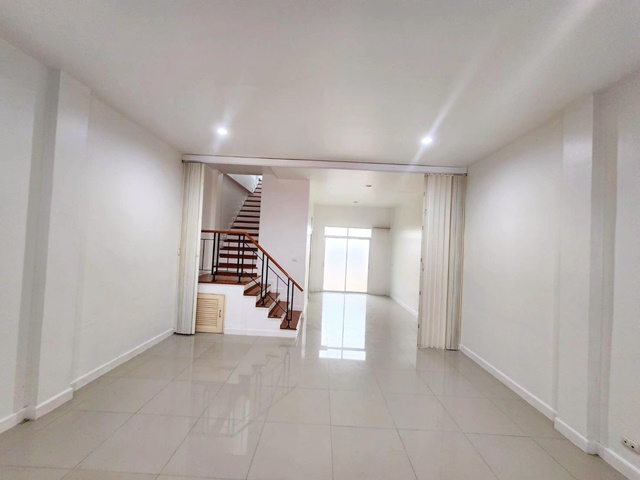 พระราม5  บิ๊กซี วงศ์สว่าง รัชดา 24ตรว.MRT แยกติวานนท์ 1.2กม.ให้เช่าทาวน์โฮม 3 ชั้น รักสัตว์ 195ตรม. 3นอน 2แอร์ พระนครเหนือ 3 กม.