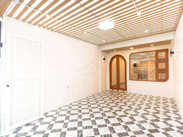 ขายทาวน์เฮ้าส์ 2 ชั้น หลังมุม รีโนเวทใหม่สวย สไตล์ มินิมอล ซอยคลองลำเจียก 10 ใกล้เลียบด่วน