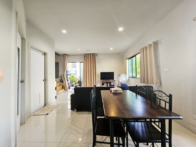 บ้านสวยหลังริมพร้อมอยู่ หมู่บ้านมายกรีน บางพระ – อ.เมืองฉะเชิงเทรา บ้านสวย พื้นที่ใช้สอยลงตัว ทำเลดี เงียบสงบ