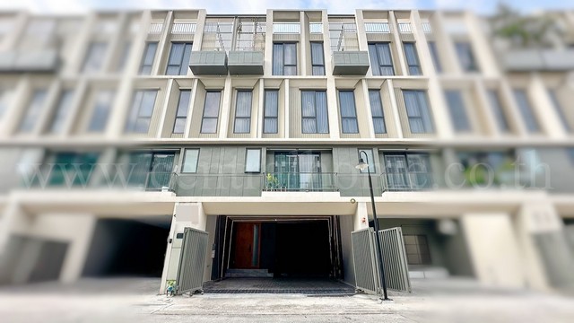 P1 ทาวน์โฮม เธอ ลาดพร้าว 93 ระดับ Luxury 3.5 ชั้น Fully Furnishe มีลิฟต์ในตัว พร้อมอยู่