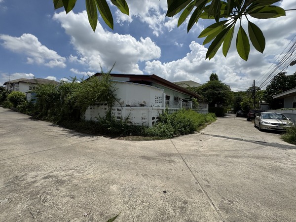 ขายที่ดินพร้อมบ้าน หมู่บ้านแสงอรุณ ซอยรามอินทรา 68 แยก 2