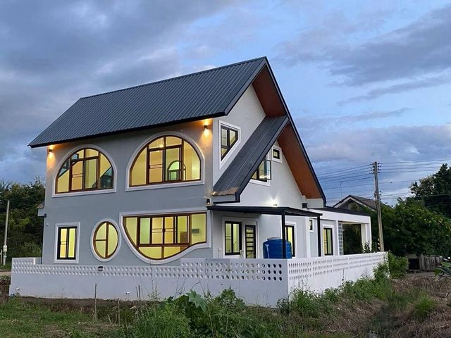 ให้เช่า 35,000 บาท/เดือน ขาย 3.59 ล้าน #โซนหางดง 56 ตรว. 4 นอน 3 น้ำ บ้านสร้างใหม่ 2 ชั้น สไตล์โมเดิร์นมูจิ วิวเขา ติดน้ำ เดินทางสะดวก