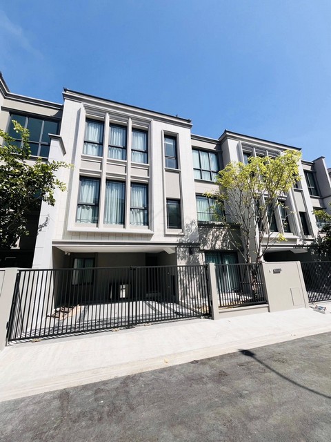 ให้เช่า Luxury townhome 3 ชั้น 228 ตรม. บ้านกลางเมือง Classe สุขุมวิท 77 หน้ากว้าง 10 เมตร ใกล้สวนและ Clubhouse แต่งสวยเฟอร์พร้อมอยู่