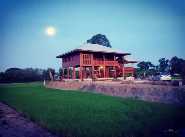 ผืนดินไทยทรงคุณค่า  ให้เช่าบ้านไม้ถ่ายหนังถ่ายละคร MV โฆษณา หนังสั้น คอนเท้นท์ บ้านสวยวิวทุ่งนา ไทรน้อย 0968821857