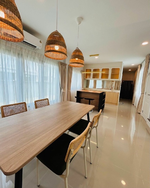 สูง โปร่ง พร้อมเฟอร์ เครื่องใช้ไฟฟ้าย่านเมกาบางนา 1.3 กม. คฤหาสน์ บ้านใหม่ หรู 2 ชั้น 214 ตร.ม. วิวสวน รร.นานาชาติคอนคอร์เดียน 600 ม.4 น้ำ  