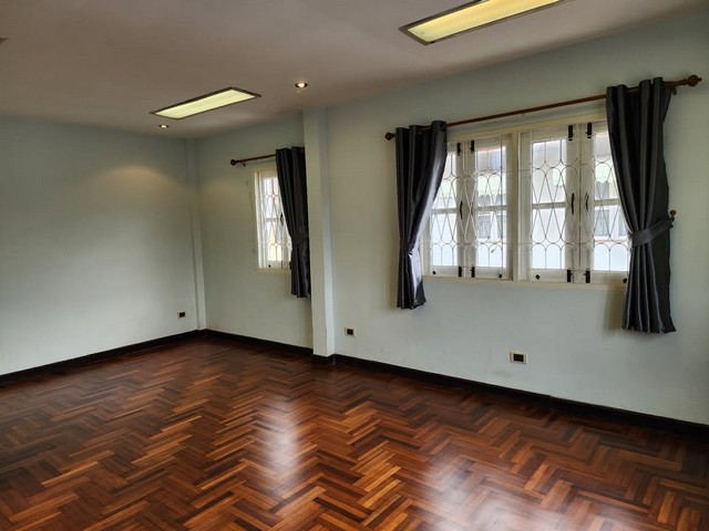 ให้เช่าบ้านเดี่ยว หมู่บ้านโพธิ์แก้ว ประชาชื่น-แจ้งวัฒนะ ใกล้เซ็นทรัล แจ้งวัฒนะ, มหาวิทยาลัยธุรกิจบัณฑิต  บ้านสไตล์บ้านแฝดหลังมุม 3 ชั้น