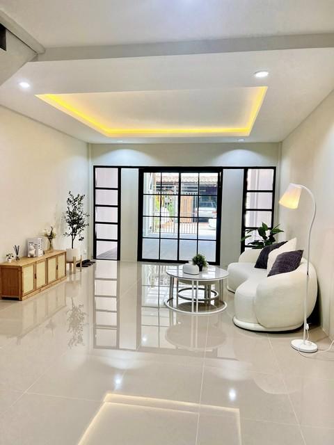 ขายทาวน์เฮ้าส์ 2 ชั้น 16 ตรว. หมู่บ้านฉัตรแก้ว ซ.แฮปปี้แลนด์ 1 ใกล้รถไฟฟ้า สถานีบางกะปิ