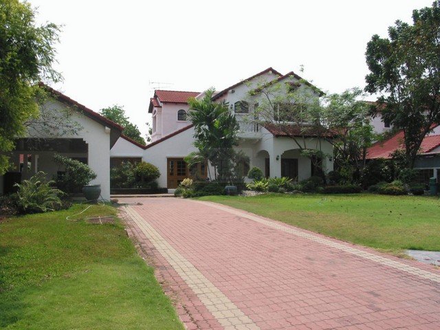 ให้เช่าบ้านเดี่ยว 2 ชั้น 286 ตรว. 4 ห้องนอน บ้านลดาวัลย์ ศรีนครินทร์ ใกล้เรียนบางกอกพัฒนา 