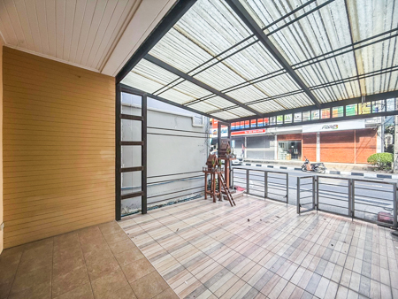 	อาคารพาณิชย์ 3 ชั้น 3 ห้องนอน 4 ห้องน้ำ ให้เช่า ในตัวเมืองหน้าทอน เกาะสมุย ทำเลติดถนนวงแหวน ใกล้ท่าเรือและตลาด