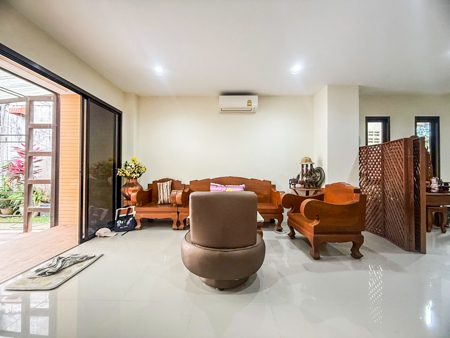 อาคารพาณิชย์ 3 ชั้น 3 ห้องนอน 4 ห้องน้ำ ให้เช่า ในตัวเมืองหน้าทอน เกาะสมุย ทำเลติดถนนวงแหวน ใกล้ท่าเรือและตลาด